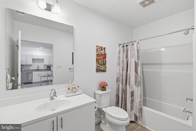 Building Photo - 915 N Broad St