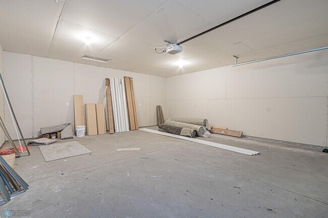 Building Photo - 4 bedroom 2 bathroom house