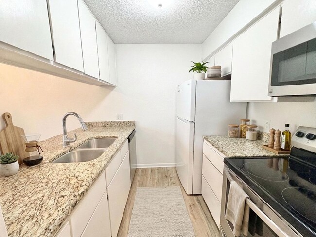 Building Photo - Tranquil 2BD/3BA Townhouse with Wildlife Views & Hill Country Charm!