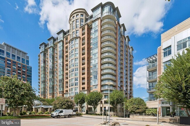 Building Photo - 8220 Crestwood Heights Dr
