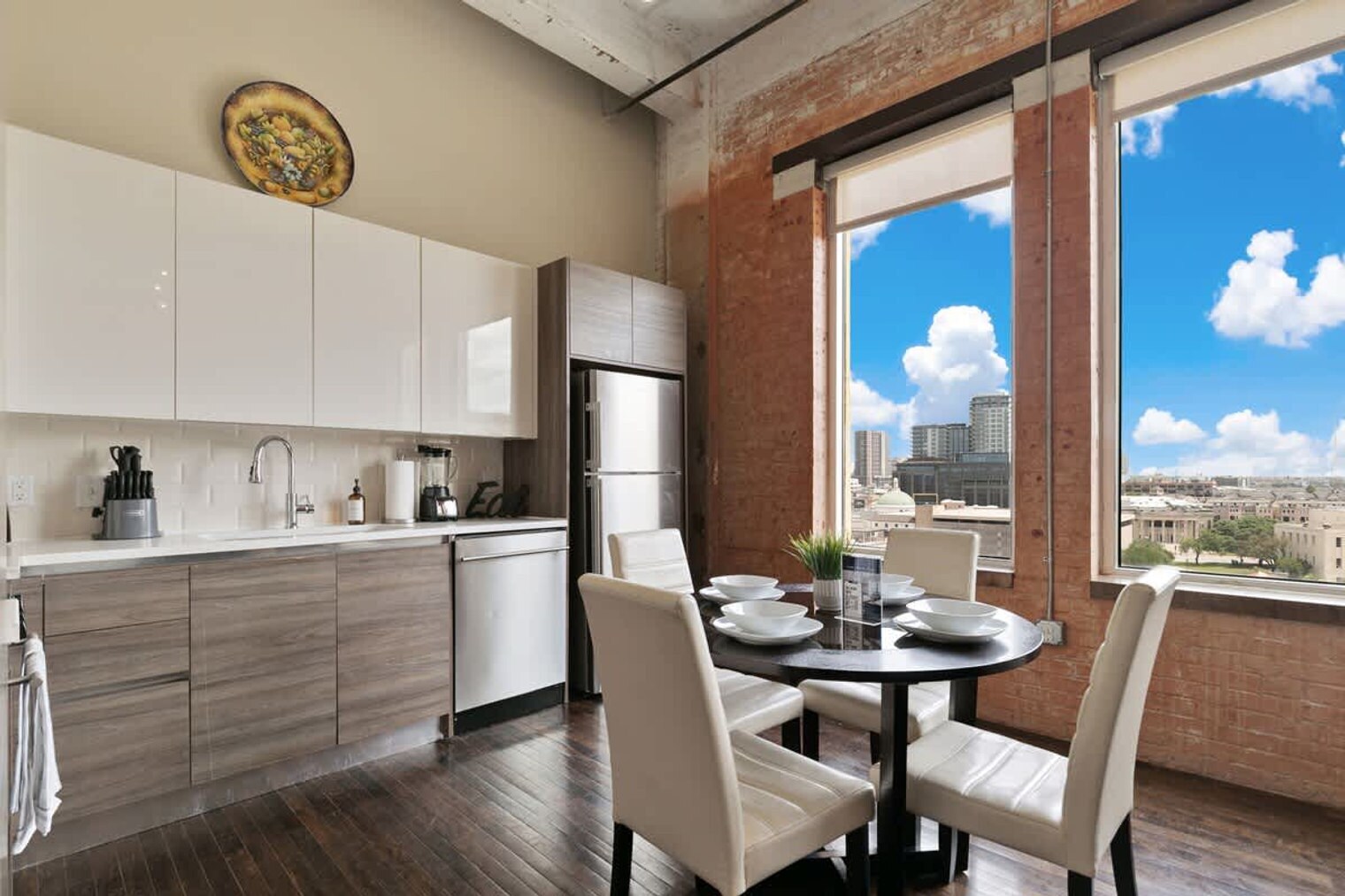 Building Photo - 500 S Ervay St