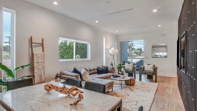 Building Photo - 3154 Curts Ave