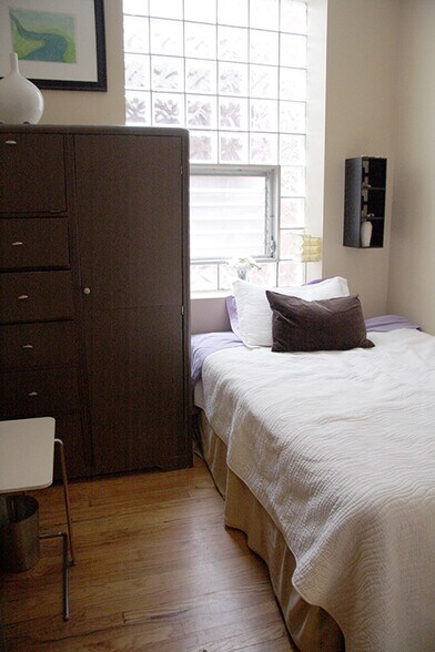 Building Photo - 906 N Oakley Blvd