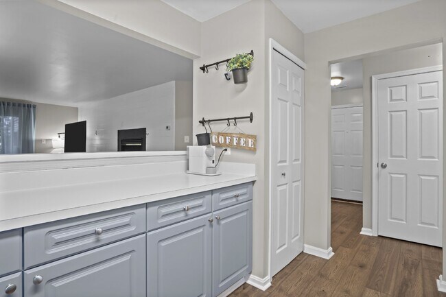 Building Photo - Comfortable, convenient, and well located Ashburn condo.