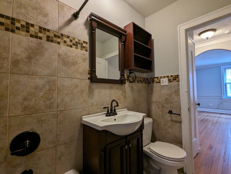 Building Photo - 542 W Surf St