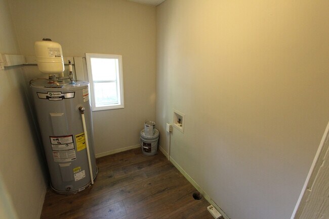 Building Photo - 442 Hall St