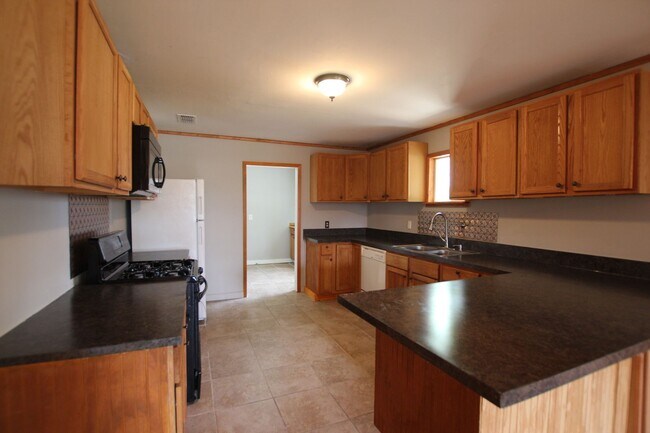 Building Photo - Coming Soon! 3 Bedroom 2 Bath in Bullard! Large Shop!