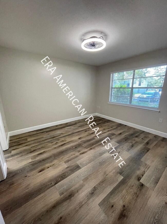 Building Photo - 613 Colonial Dr