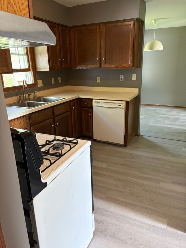 Building Photo - 11104 North Oakwood Drive