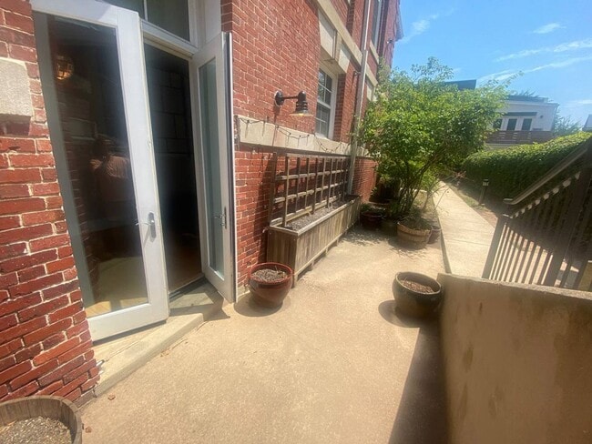 Building Photo - Open And Updated One Bedroom Apartment At ...