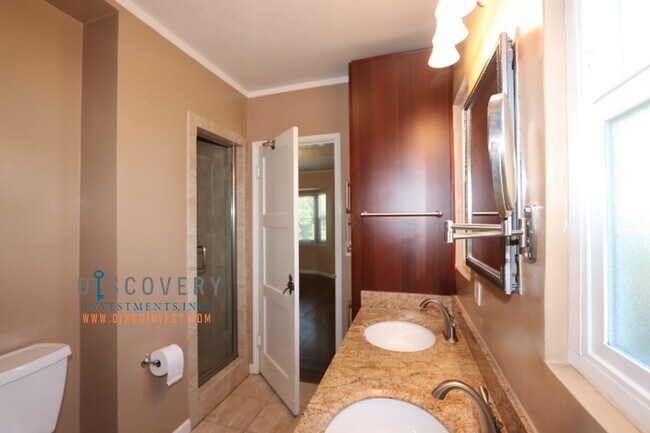 Building Photo - Oakmore Ranch Style Home