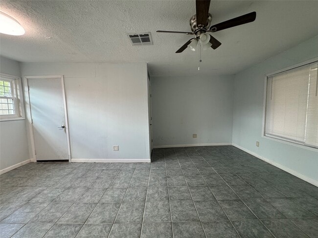 Building Photo - 702 Robin Cir