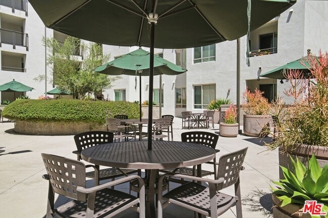 Building Photo - 6400 Crescent Prk E