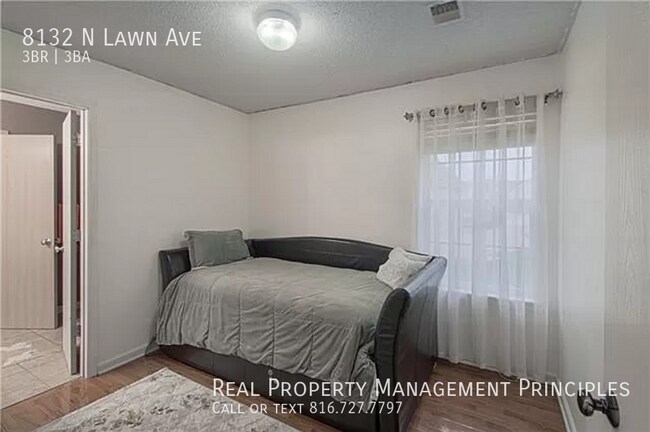 Building Photo - 8132 N Lawn Ave