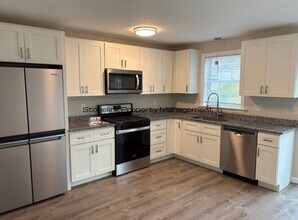 Building Photo - 20 Klondike St