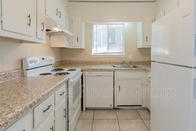 Building Photo - 1600 14th Ave E