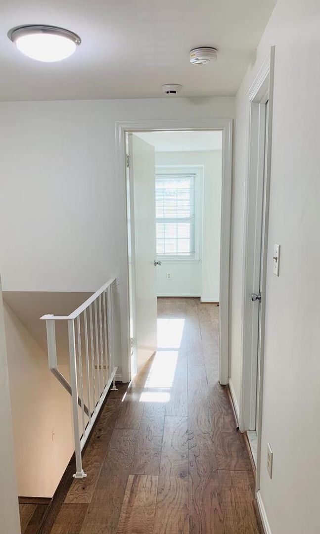 Building Photo - Gorgeous 2BR 2BA 3 level town home fully updated and located in Essex Place