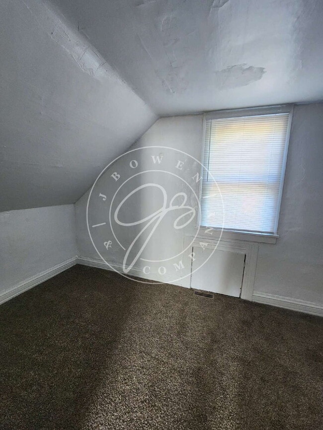 Building Photo - Large 3 bed with over 1600 sq. ft!