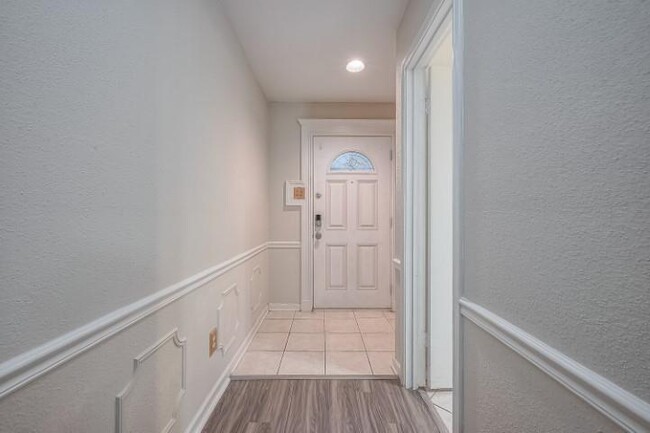 Building Photo - 8450 Ariel St