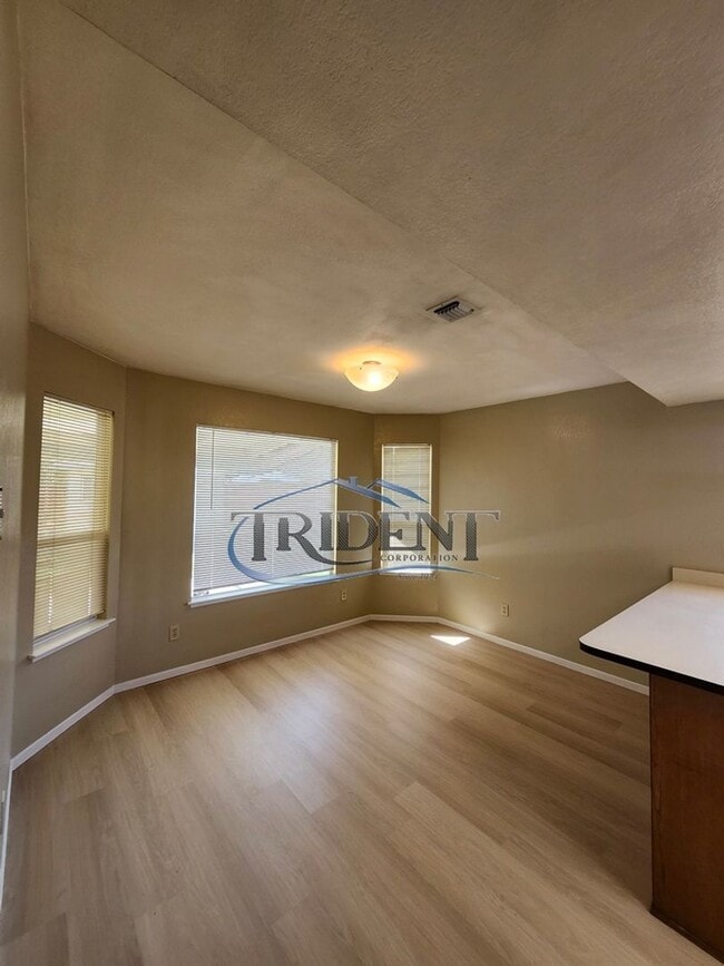 Building Photo - Beautiful Yuba City home on a large lot