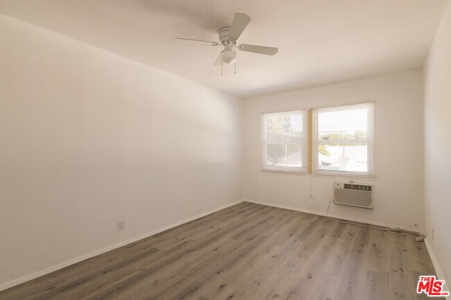 Building Photo - 5516 1/2 Cahuenga Blvd