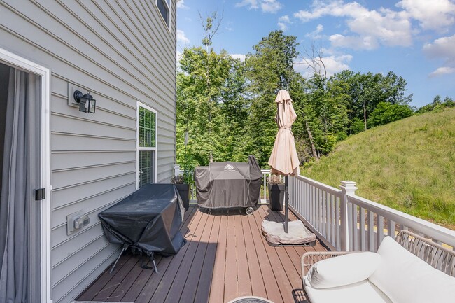 Building Photo - Premier End-Unit Townhome in Valley Run: A...