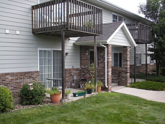 Building Photo - 2, BD IN BRANDON, JUST MINUTES FROM SF. CE...