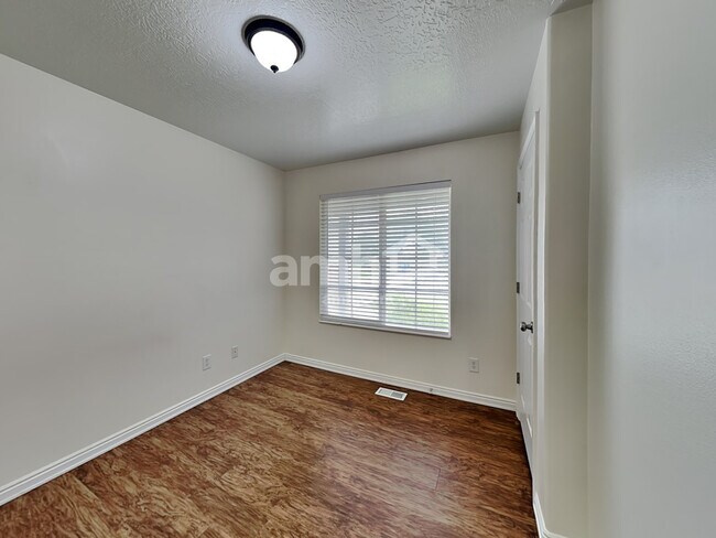 Building Photo - 243 W Peppermint Cir