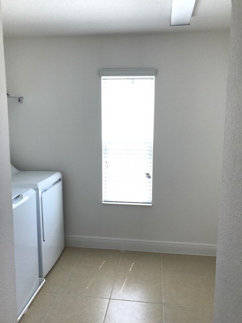 Building Photo - HUGE 5 BEDS TWO STORY!!! CLOSE TO HIGHWAYS...