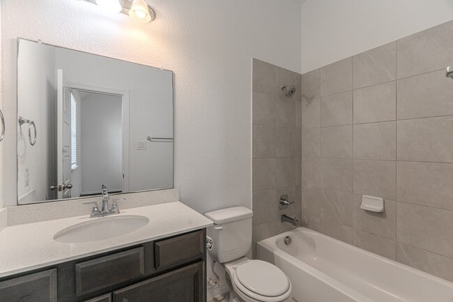 Building Photo - 3439 Cres Vista Dr