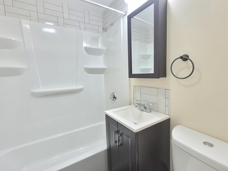 Building Photo - 49 Rosedale St