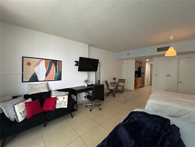Building Photo - 1750 N Bayshore Dr