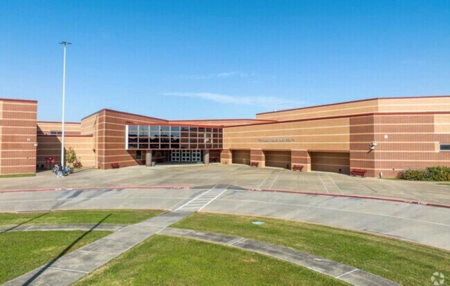 Building Photo - 3715 Crescent Dr