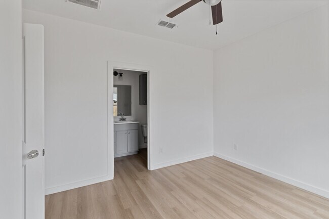 Building Photo - 5708 Kemper St