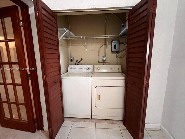 Building Photo - 819 NE 214th Ln