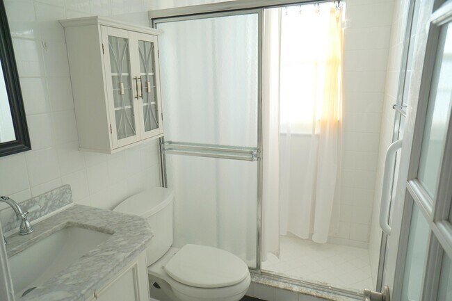 Building Photo - 401 Southampton A