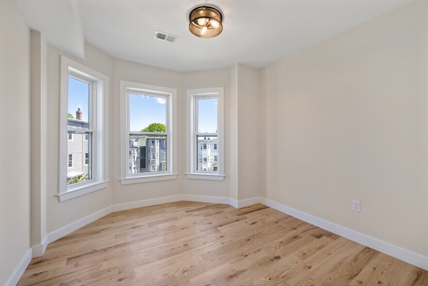 Building Photo - 275 Webster St