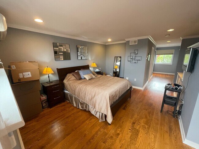 Building Photo - 3-bed, 2-bath GIANT townhouse + GARAGE, BA...