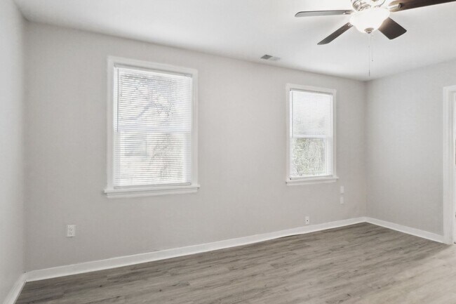 Building Photo - Large 3BR/2BA Near Downtown House For Rent