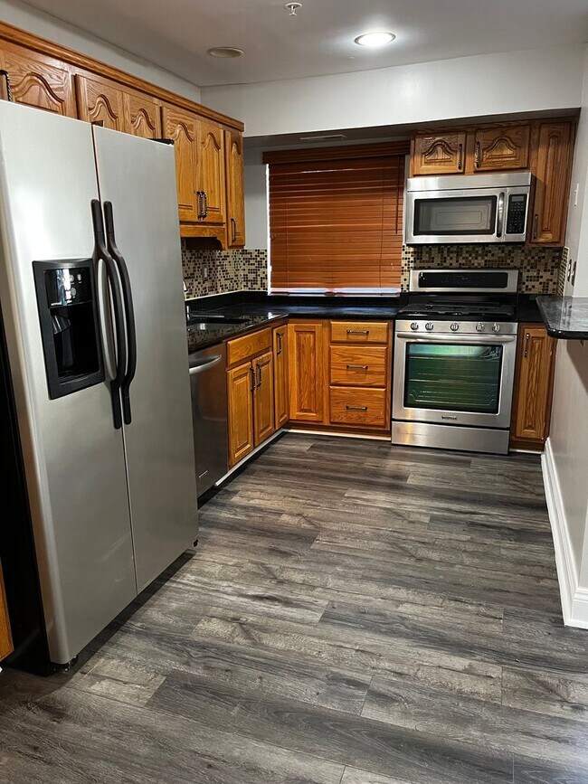 Building Photo - Renovated 2-Bedroom Apartment!!
