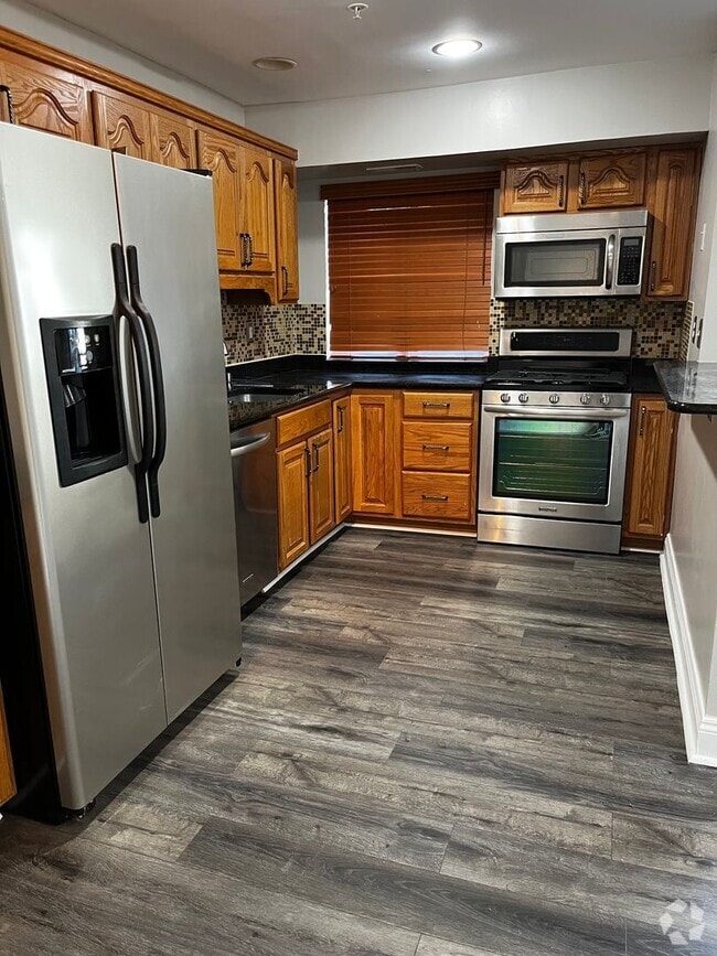 Building Photo - Renovated 2-Bedroom Apartment!!