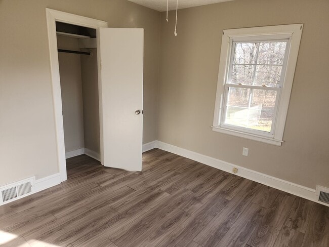 Building Photo - 3 bed 2 bath Rental