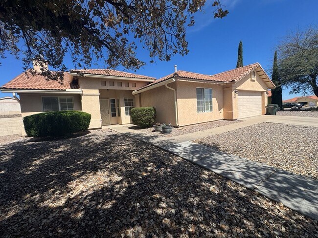 Building Photo - Beautiful 4 bedroom home in the neighborhood of Canyon De Flores!