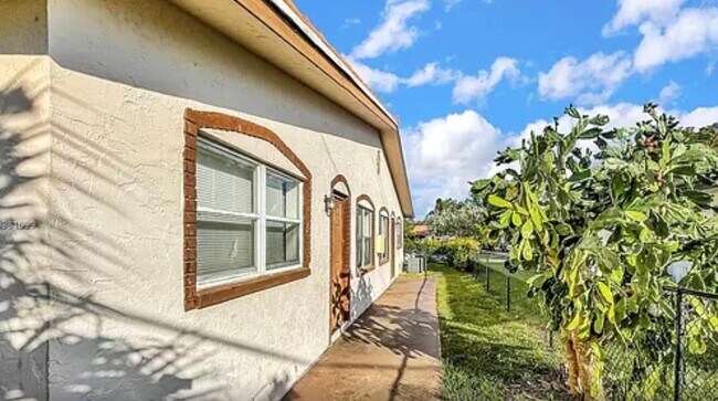 Primary Photo - 4050 Woodside Dr