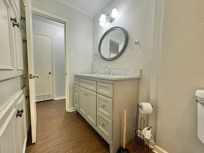 Building Photo - Spacious 3-Bed, 2-Bath Home with Large Sho...