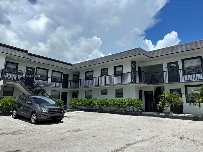 Building Photo - 5661 SW 36th Ct