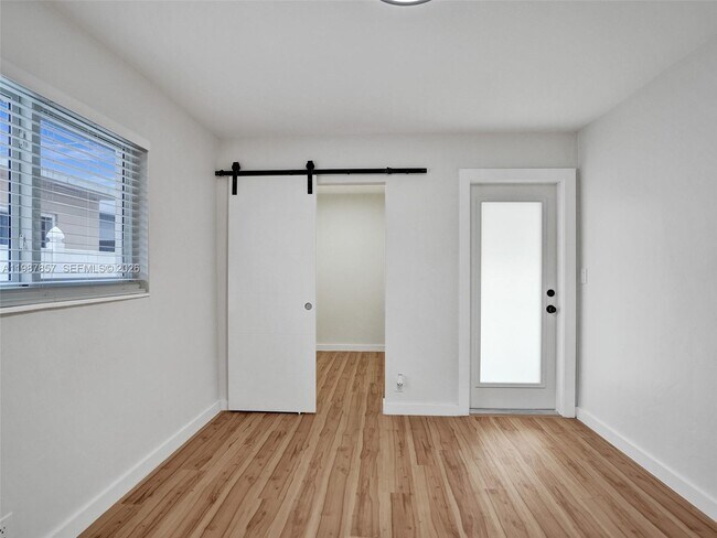 Building Photo - 932 Mandarin Isle