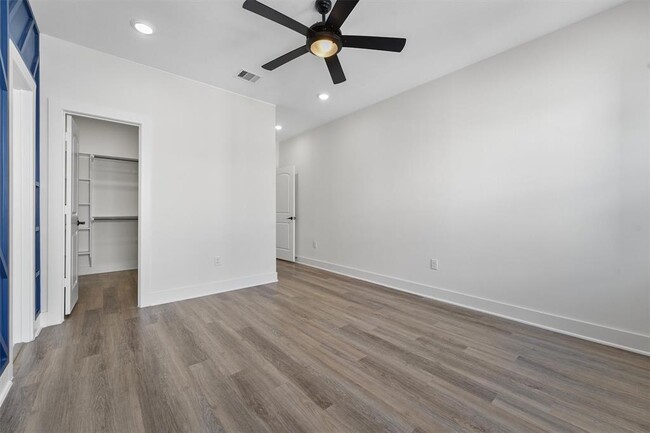 Building Photo - 855 S Victory Dr