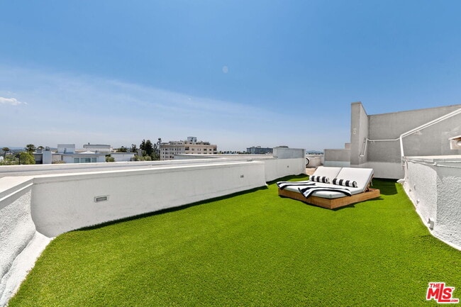 Building Photo - 455 N Palm Dr