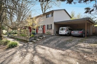 Building Photo - Well-maintained 2-bdrm/1-bath unit in tri-plex—On-site laundry, off-street parking, storage